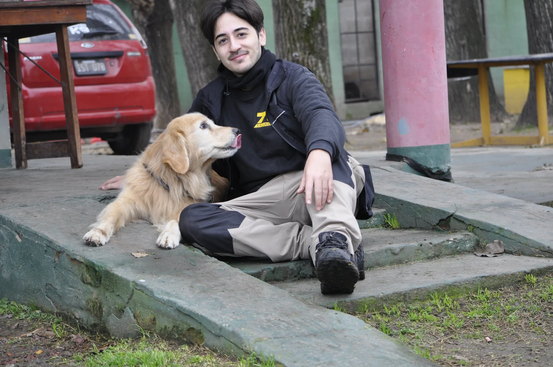 Educador canino de Zulú trabajando con un perro